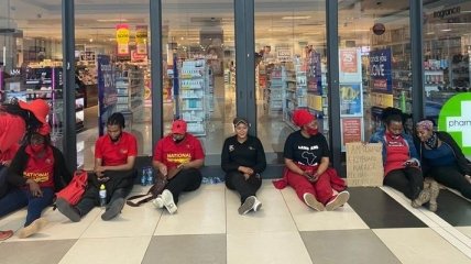 В Южной Африке люди блокировали работу аптек из-за расистской рекламы шампуня 