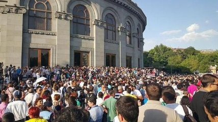 Несколько сотен активистов вышли на митинги в центре Еревана