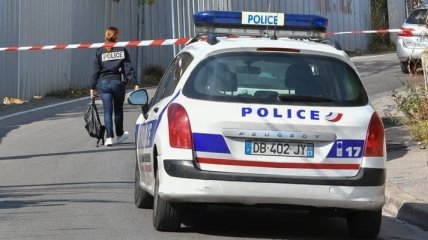 Во Франции неадекват набросился с ножом на родителей, приехавших забирать детей из садика: есть жертва