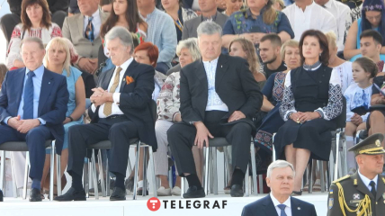 Порошенко заснув під час промови Зеленського на параді: Кучма з Ющенком теж засумували (ексклюзивні фото)
