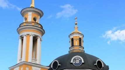 Курившие и задувавшие свечи в церкви па Пасху киевлянки извинились после скандала (видео)