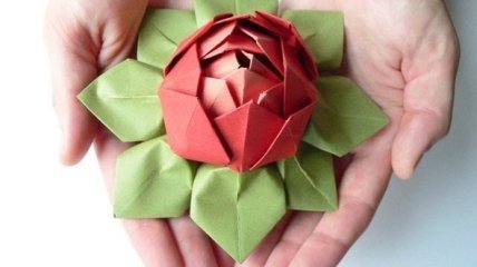 Какой подарок сделать маме: учимся делать цветы оригами (видео)