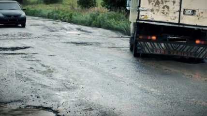 Кошмар водителей: как выглядит худшая дорога Украины, забравшая Кузьму (видео)