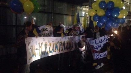 Украинских паралимпийцев встречают криками "Слава Украине"