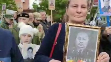 На парад 9 мая в оккупированном Донецке принесли портрет дедушки Зеленского (видео)