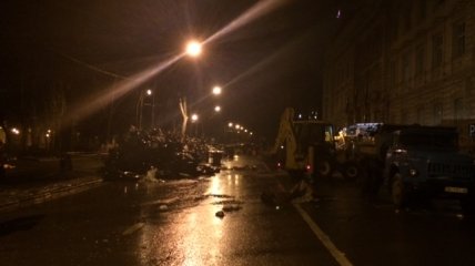 Во Львове начали демонтировать баррикады у здания ОГА