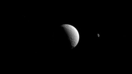 NASA: Зонд "Кассини" сфотографировал Гиперион и Тетис