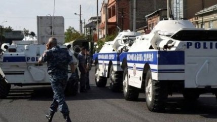 Нападение на отделение полиции и взятие заложников в Ереване (Видео)