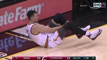 Центровой НБА сломал ногу в дебютном матче за "Кливленд" (Видео)