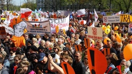 Учителя в Польше с требованием к Моравецкому прекращают забастовки