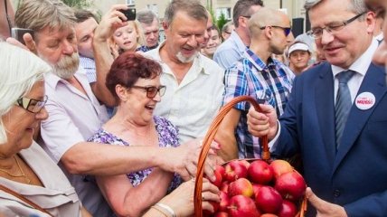 Коморовский призвал граждан есть польские яблоки