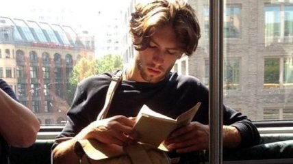 Ум и красота: горячие парни за чтением набирают популярность (Фото)