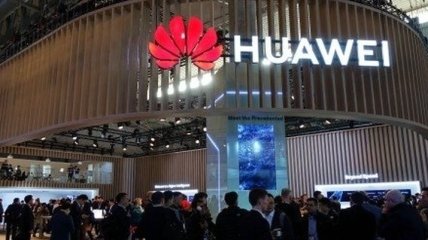 Компания Huawei запатентовала новый смартфон с двумя дисплеями