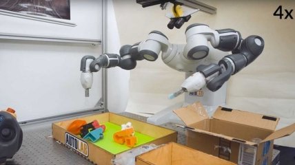 Исследователи обучили робота человеческой ловкости