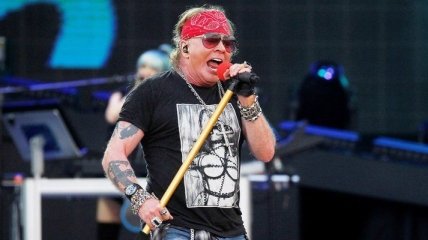 Фронтмен рок-группы "Guns N 'Roses" серьезно болен