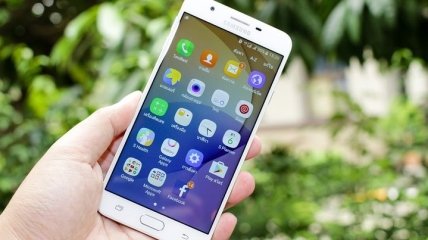 Смартфоны Samsung получат встроенные сканеры отпечатков пальцев