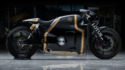 Lotus C-01 в черно-золотом дизайне