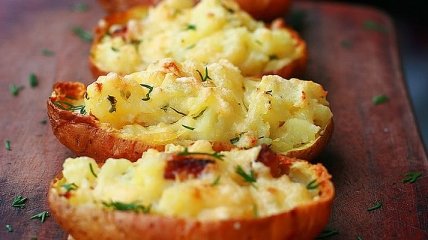 Рецепт дня: картофельные лодочки с творогом, чесноком и зеленью