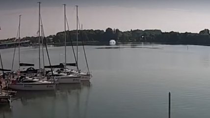 Появилось видео падения вертолета с украинцами в озеро в Польше