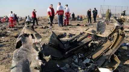 Крушение самолета МАУ в Иране: родственников жертв запугивали