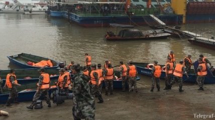 С затонувшего в Китае теплохода спасены первые 13 людей