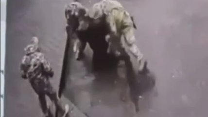 Военные накинулись на гражданского мужчину