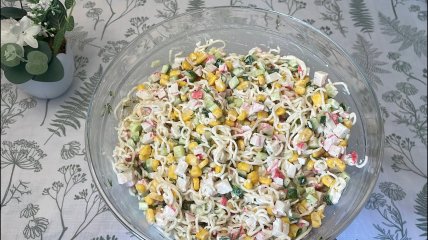 Салат из "мивины" и крабовых палочек