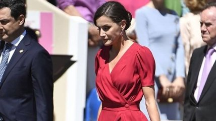 Total-red look: яркий летний образ от королевы Летиции