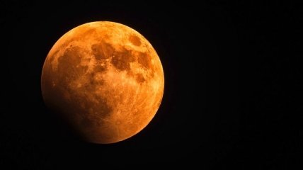 Планетологи в шоке: Луна покрывается ржавчиной