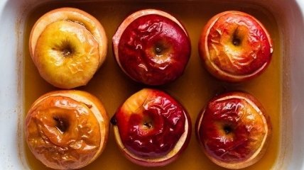 Запечені яблука з медом та родзинками — корисний та солодкий десерт