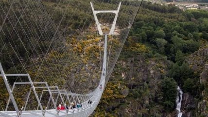 Не для слабонервных: в Португалии открывают самый длинный в мире пешеходный подвесной мост (видео)
