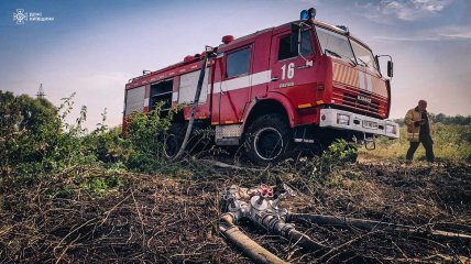 Пожежі ліквідують десятки спеціалістів