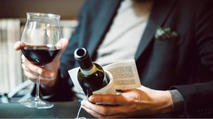 Недавно появилось вино с книгами на бутылках