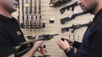 Украинцам предлагают добровольно сдать оружие 