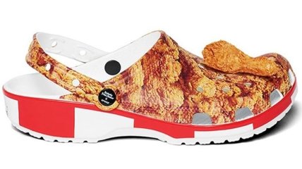 С ароматом жаренной курицы: KFC и Crocs выпустили эксклюзивную обувь (Видео)