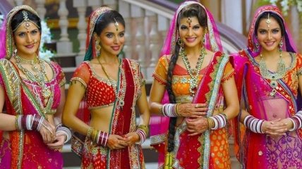 Красочные женские образы: индийские национальные наряды (Фото)