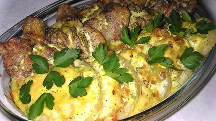 Шницели  из  куриных  голеней  с  курагой  и  ананасами  под  сливочным  соусом