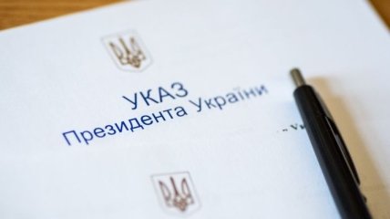 Зеленский подписал первый закон на посту главы государства (Видео)