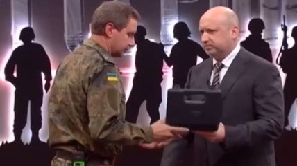 Турчинов наградил "Киборгов" именным оружием (Видео)