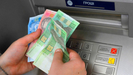 З працюючих банкоматів можна зняти готівку