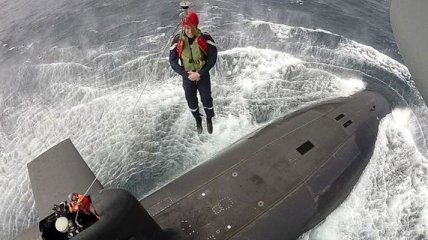 Макрон принял участие в учениях на атомной подводной лодке (Видео)