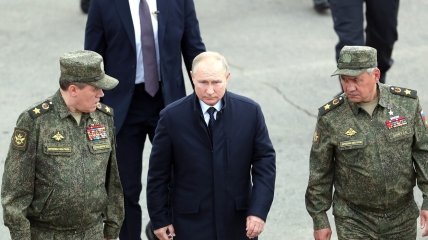 Президент Путин в компании высшего военного командования РФ