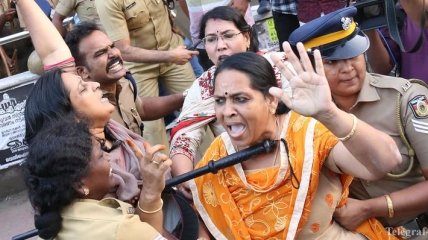 В Индии вспыхнули протесты из-за того, что две женщины впервые зашли в храм