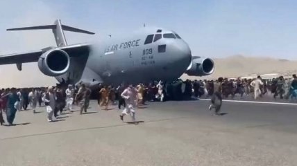 Афганцы пытаются сбежать от талибов, цепляясь за самолеты военных США (видео)