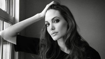 Анджелина Джоли избавляется от татуировок, связанных с Питтом
