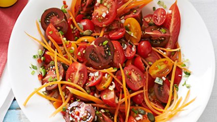 Летний салат с помидорами и морковкой