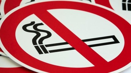 Киевсовет намерен бороться с сигаретными витринами в магазинах