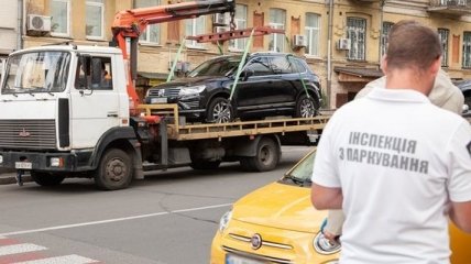 Аварии, потраченные нервы, хищение – что ожидает украинцев, чьи авто увозят на штрафплощадки?
