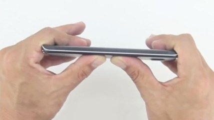 Смартфон Galaxy S6 edge попробовали согнуть вручную (Видео)