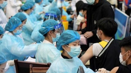 Китай ввел уже миллиард доз от коронавируса: это в 500 раз больше, чем в Украине